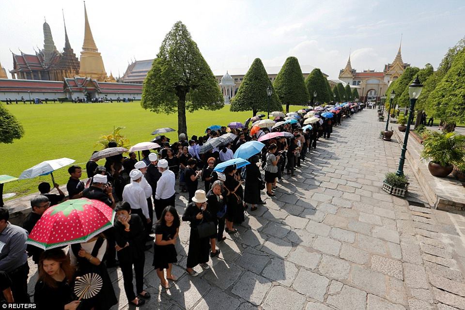 รวมภาพพี่น้องชาวไทยร่วมใจน้อมส่งเสด็จ สมเด็จพระเจ้าอยู่หัวในพระบรมโกศ สู่สวรรคาลัย