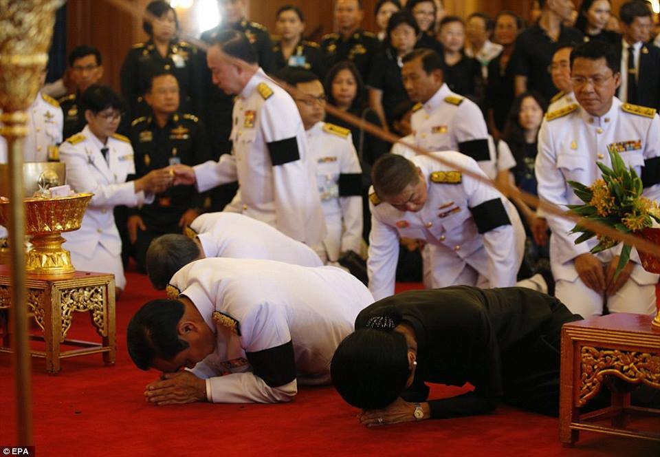 รวมภาพพี่น้องชาวไทยร่วมใจน้อมส่งเสด็จ สมเด็จพระเจ้าอยู่หัวในพระบรมโกศ สู่สวรรคาลัย