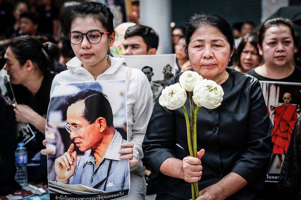 รวมภาพพี่น้องชาวไทยร่วมใจน้อมส่งเสด็จ สมเด็จพระเจ้าอยู่หัวในพระบรมโกศ สู่สวรรคาลัย