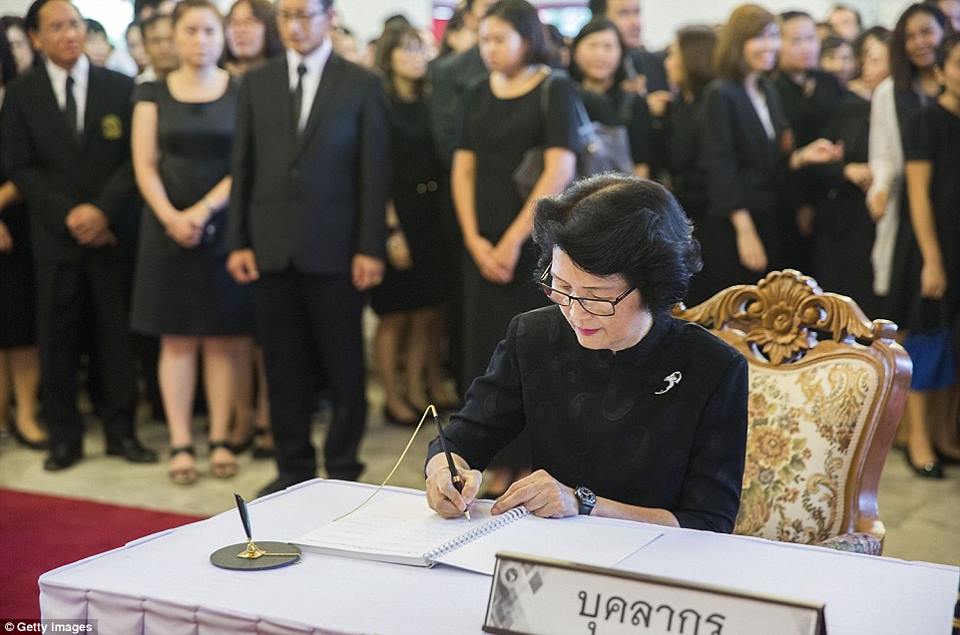 รวมภาพพี่น้องชาวไทยร่วมใจน้อมส่งเสด็จ สมเด็จพระเจ้าอยู่หัวในพระบรมโกศ สู่สวรรคาลัย
