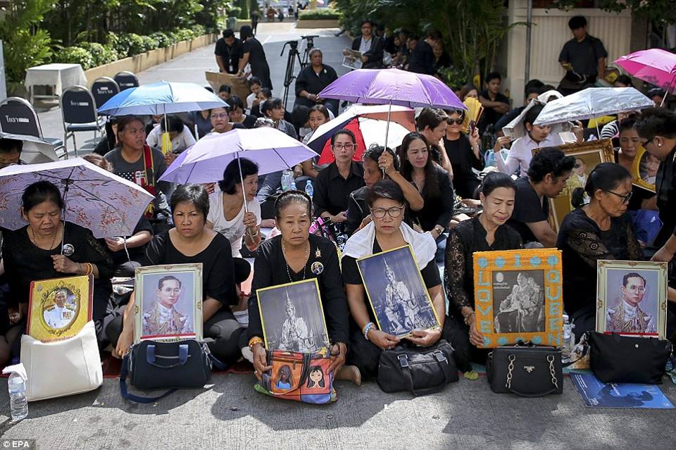 รวมภาพพี่น้องชาวไทยร่วมใจน้อมส่งเสด็จ สมเด็จพระเจ้าอยู่หัวในพระบรมโกศ สู่สวรรคาลัย