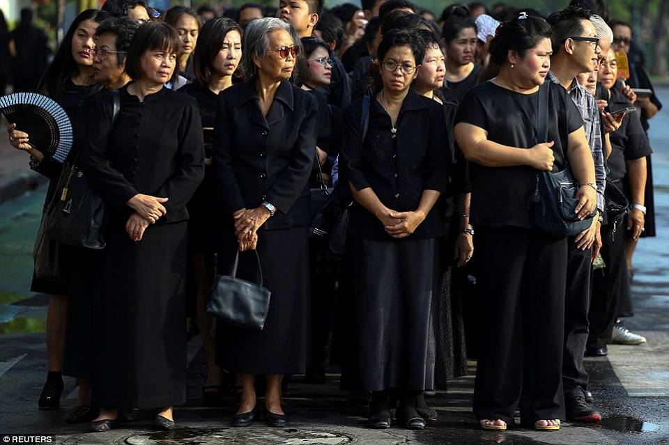 รวมภาพพี่น้องชาวไทยร่วมใจน้อมส่งเสด็จ สมเด็จพระเจ้าอยู่หัวในพระบรมโกศ สู่สวรรคาลัย