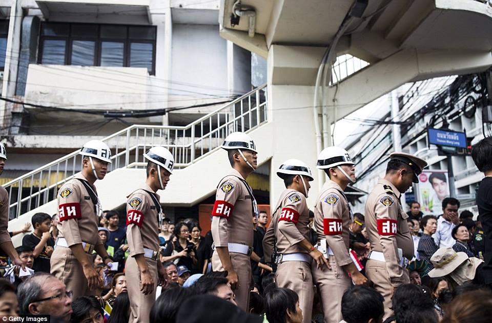 รวมภาพพี่น้องชาวไทยร่วมใจน้อมส่งเสด็จ สมเด็จพระเจ้าอยู่หัวในพระบรมโกศ สู่สวรรคาลัย
