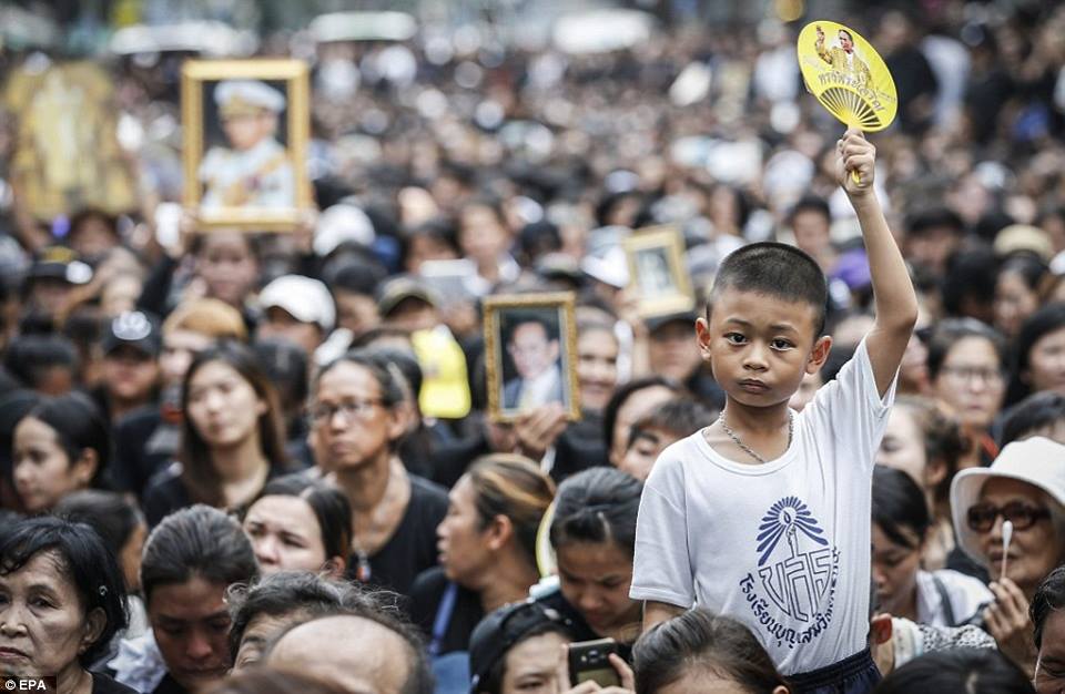 รวมภาพพี่น้องชาวไทยร่วมใจน้อมส่งเสด็จ สมเด็จพระเจ้าอยู่หัวในพระบรมโกศ สู่สวรรคาลัย