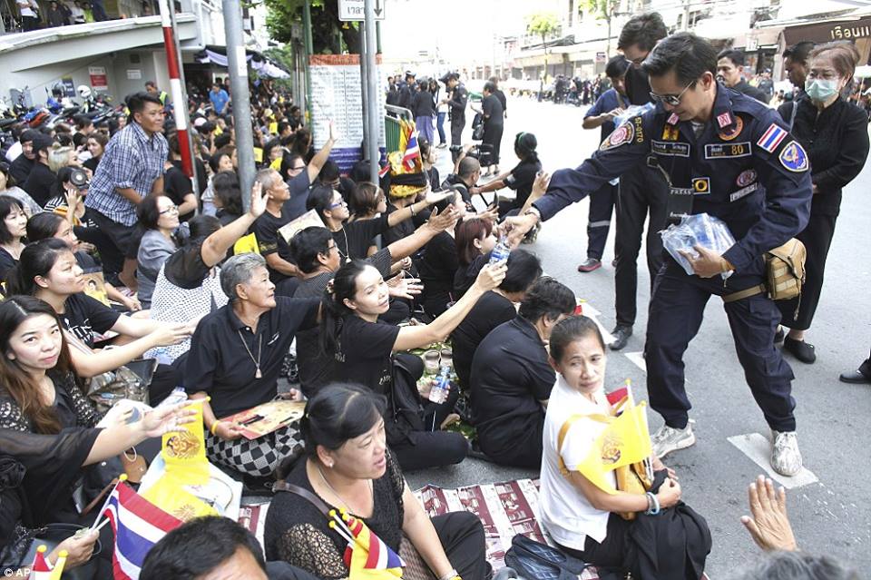 รวมภาพพี่น้องชาวไทยร่วมใจน้อมส่งเสด็จ สมเด็จพระเจ้าอยู่หัวในพระบรมโกศ สู่สวรรคาลัย
