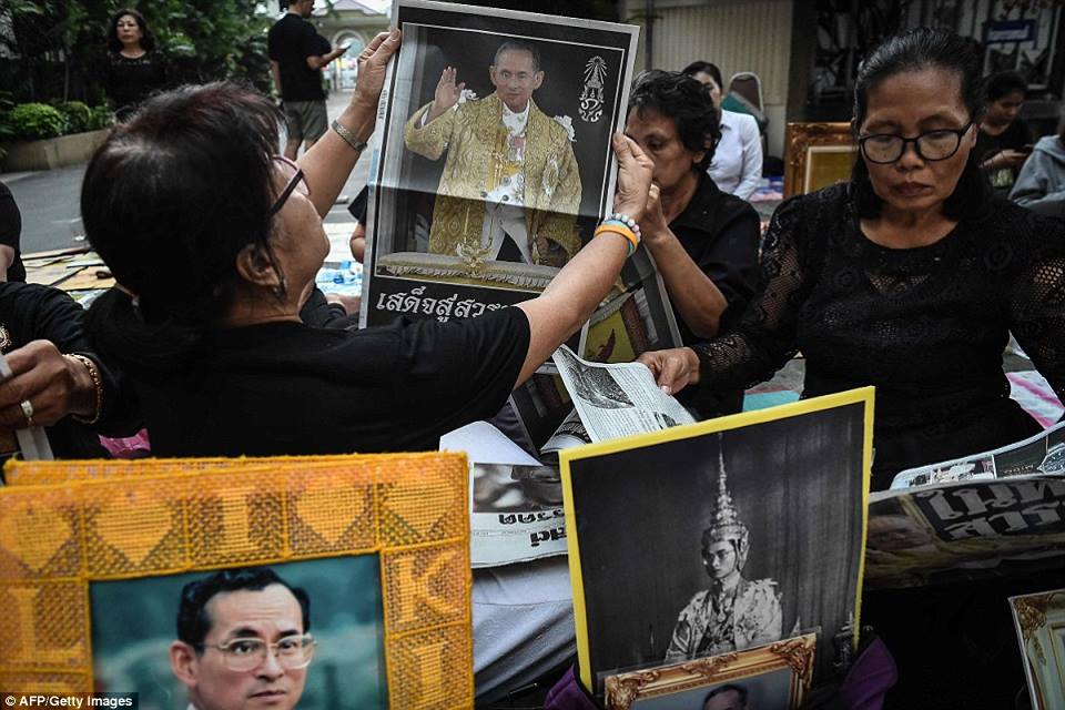 รวมภาพพี่น้องชาวไทยร่วมใจน้อมส่งเสด็จ สมเด็จพระเจ้าอยู่หัวในพระบรมโกศ สู่สวรรคาลัย