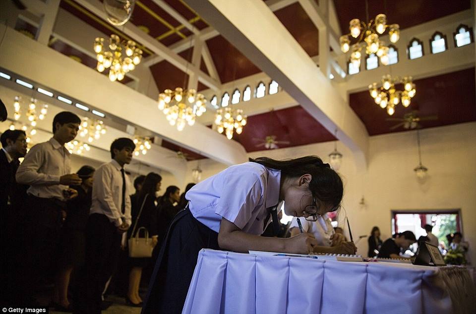 รวมภาพพี่น้องชาวไทยร่วมใจน้อมส่งเสด็จ สมเด็จพระเจ้าอยู่หัวในพระบรมโกศ สู่สวรรคาลัย