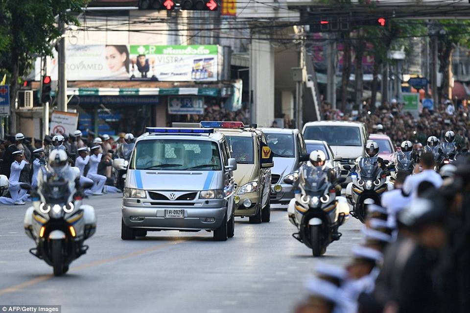 รวมภาพพี่น้องชาวไทยร่วมใจน้อมส่งเสด็จ สมเด็จพระเจ้าอยู่หัวในพระบรมโกศ สู่สวรรคาลัย