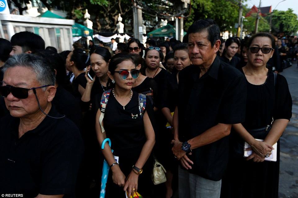 รวมภาพพี่น้องชาวไทยร่วมใจน้อมส่งเสด็จ สมเด็จพระเจ้าอยู่หัวในพระบรมโกศ สู่สวรรคาลัย