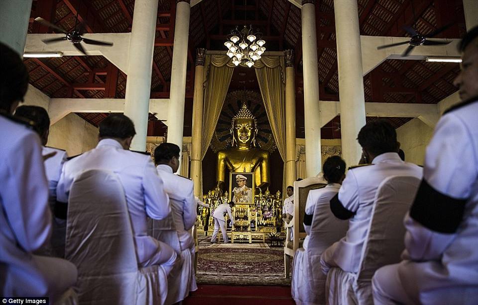 รวมภาพพี่น้องชาวไทยร่วมใจน้อมส่งเสด็จ สมเด็จพระเจ้าอยู่หัวในพระบรมโกศ สู่สวรรคาลัย