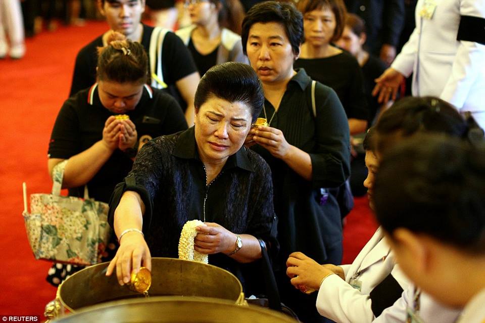 รวมภาพพี่น้องชาวไทยร่วมใจน้อมส่งเสด็จ สมเด็จพระเจ้าอยู่หัวในพระบรมโกศ สู่สวรรคาลัย