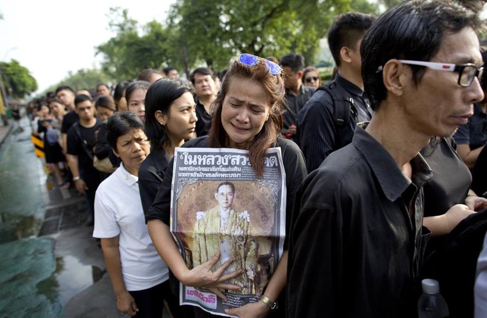 รวมภาพพี่น้องชาวไทยร่วมใจน้อมส่งเสด็จ สมเด็จพระเจ้าอยู่หัวในพระบรมโกศ สู่สวรรคาลัย