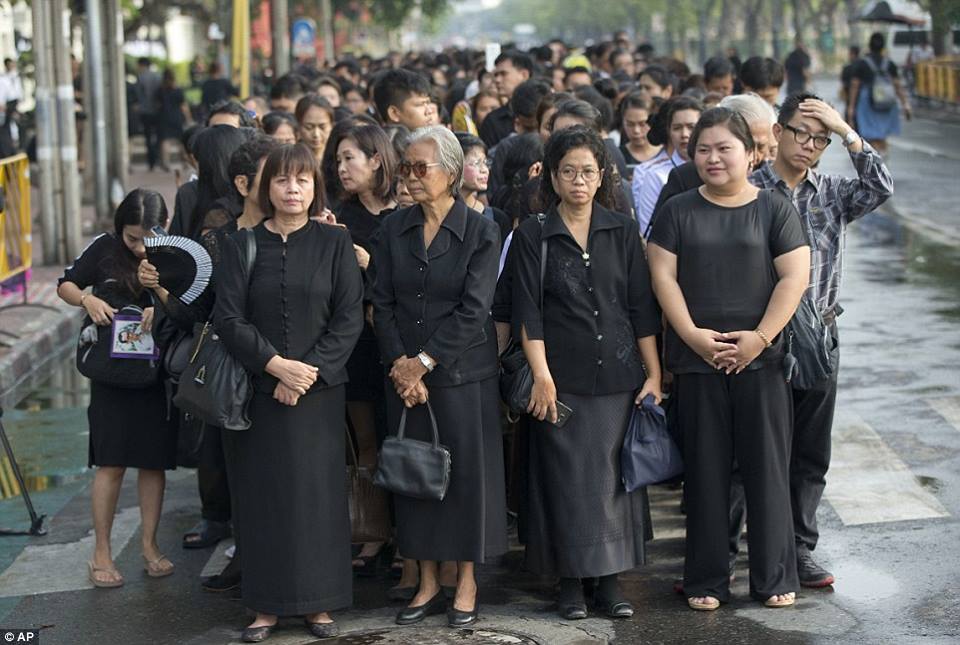 รวมภาพพี่น้องชาวไทยร่วมใจน้อมส่งเสด็จ สมเด็จพระเจ้าอยู่หัวในพระบรมโกศ สู่สวรรคาลัย