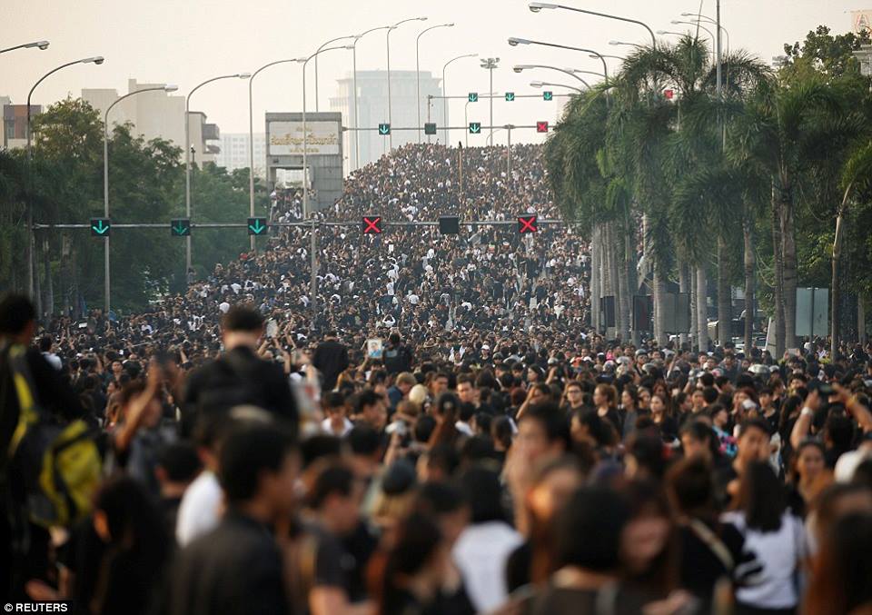 รวมภาพพี่น้องชาวไทยร่วมใจน้อมส่งเสด็จ สมเด็จพระเจ้าอยู่หัวในพระบรมโกศ สู่สวรรคาลัย