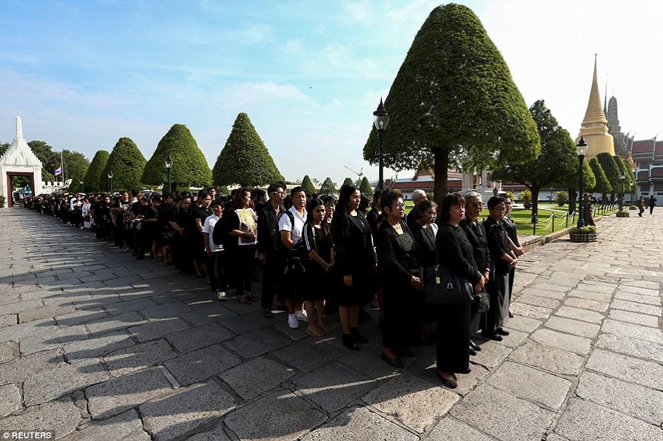 รวมภาพพี่น้องชาวไทยร่วมใจน้อมส่งเสด็จ สมเด็จพระเจ้าอยู่หัวในพระบรมโกศ สู่สวรรคาลัย