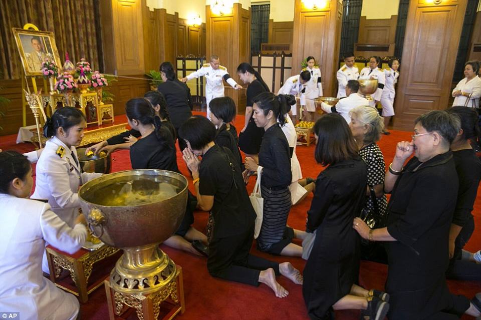 รวมภาพพี่น้องชาวไทยร่วมใจน้อมส่งเสด็จ สมเด็จพระเจ้าอยู่หัวในพระบรมโกศ สู่สวรรคาลัย