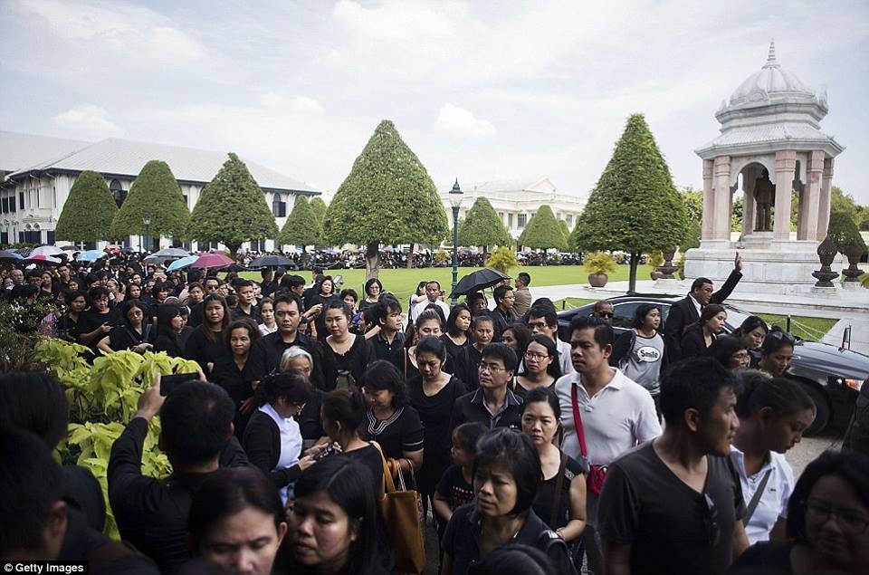 รวมภาพพี่น้องชาวไทยร่วมใจน้อมส่งเสด็จ สมเด็จพระเจ้าอยู่หัวในพระบรมโกศ สู่สวรรคาลัย
