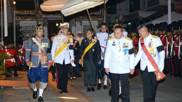 รวมภาพพี่น้องชาวไทยร่วมใจน้อมส่งเสด็จ สมเด็จพระเจ้าอยู่หัวในพระบรมโกศ สู่สวรรคาลัย