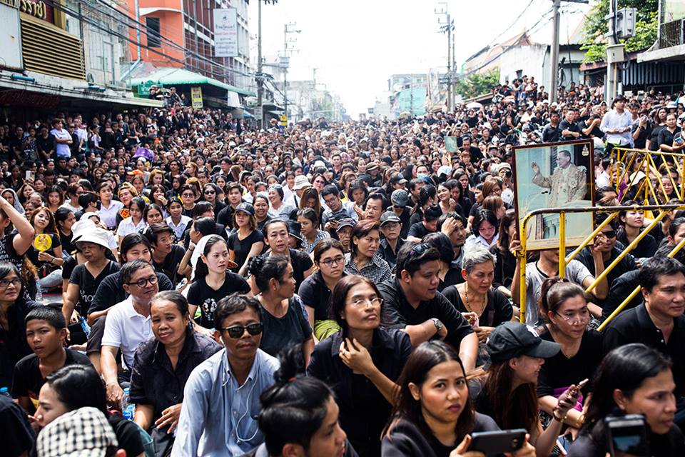 รวมภาพพี่น้องชาวไทยร่วมใจน้อมส่งเสด็จ สมเด็จพระเจ้าอยู่หัวในพระบรมโกศ สู่สวรรคาลัย