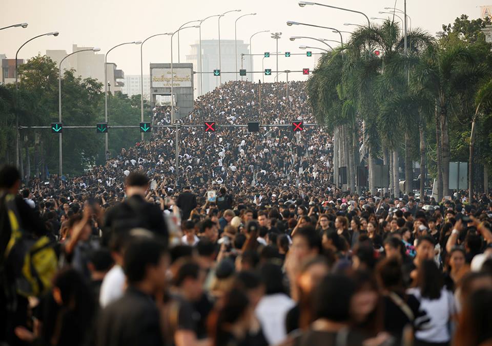 รวมภาพพี่น้องชาวไทยร่วมใจน้อมส่งเสด็จ สมเด็จพระเจ้าอยู่หัวในพระบรมโกศ สู่สวรรคาลัย