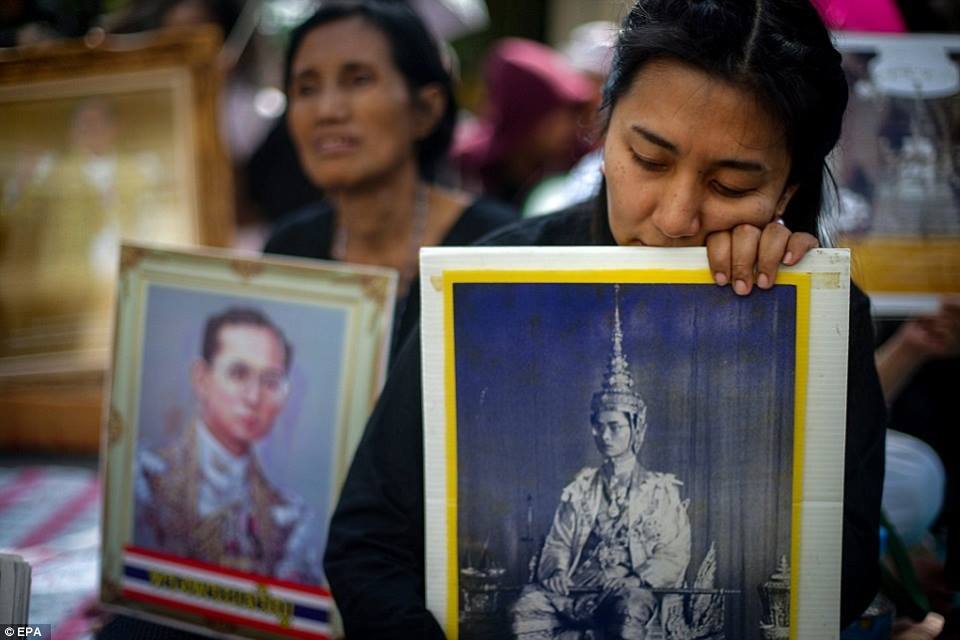 รวมภาพพี่น้องชาวไทยร่วมใจน้อมส่งเสด็จ สมเด็จพระเจ้าอยู่หัวในพระบรมโกศ สู่สวรรคาลัย