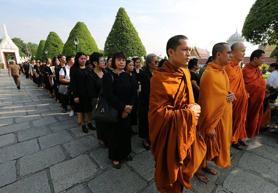 รวมภาพพี่น้องชาวไทยร่วมใจน้อมส่งเสด็จ สมเด็จพระเจ้าอยู่หัวในพระบรมโกศ สู่สวรรคาลัย