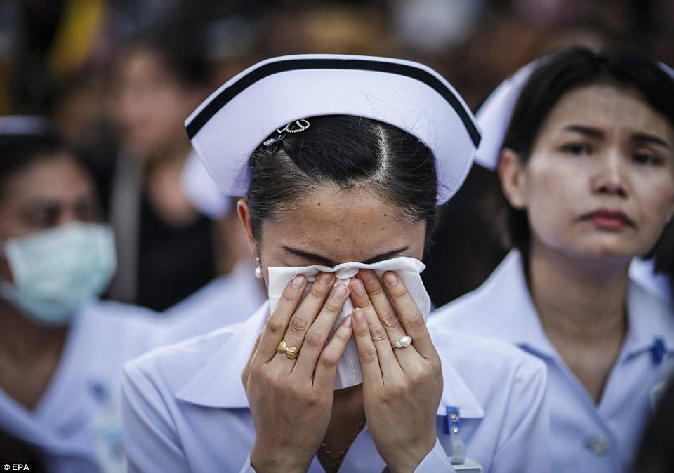รวมภาพพี่น้องชาวไทยร่วมใจน้อมส่งเสด็จ สมเด็จพระเจ้าอยู่หัวในพระบรมโกศ สู่สวรรคาลัย