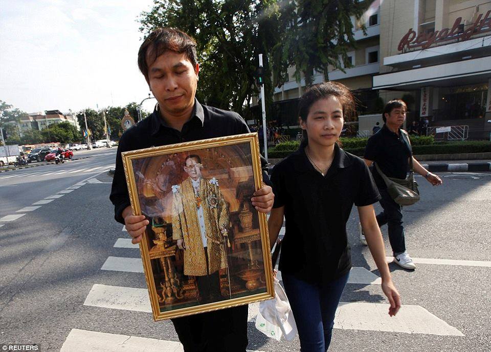 รวมภาพพี่น้องชาวไทยร่วมใจน้อมส่งเสด็จ สมเด็จพระเจ้าอยู่หัวในพระบรมโกศ สู่สวรรคาลัย