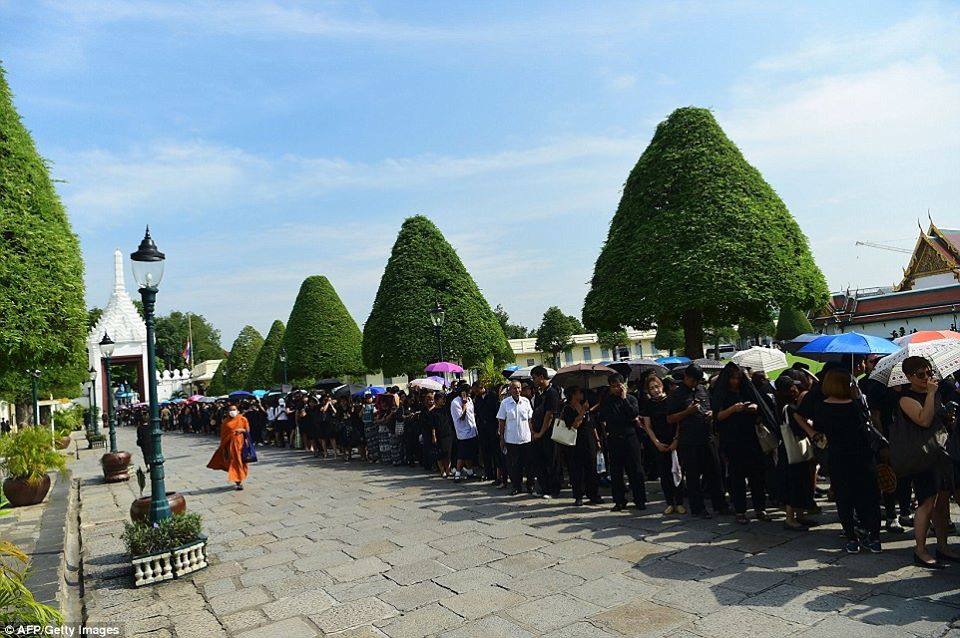 รวมภาพพี่น้องชาวไทยร่วมใจน้อมส่งเสด็จ สมเด็จพระเจ้าอยู่หัวในพระบรมโกศ สู่สวรรคาลัย