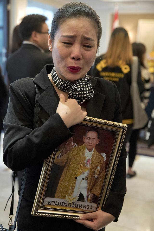 รวมภาพพี่น้องชาวไทยร่วมใจน้อมส่งเสด็จ สมเด็จพระเจ้าอยู่หัวในพระบรมโกศ สู่สวรรคาลัย