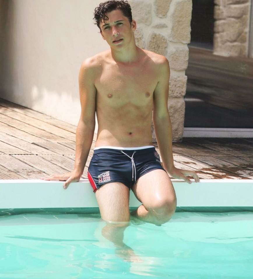ริมสระ