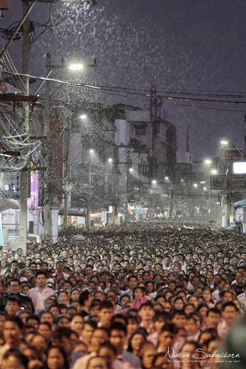รวมภาพประวัติศาสตร์! ชาวโคราชกว่า 2 แสนคน ร่วมจุดเทียนร้องเพลงสรรเสริญพระบารมี ถวายความอาลัยในหลวง ร.๙ ดังกึกก้องทั้งเมือง
