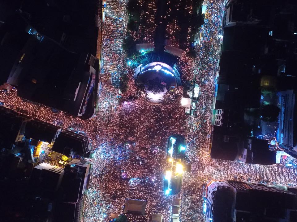 รวมภาพประวัติศาสตร์! ชาวโคราชกว่า 2 แสนคน ร่วมจุดเทียนร้องเพลงสรรเสริญพระบารมี ถวายความอาลัยในหลวง ร.๙ ดังกึกก้องทั้งเมือง