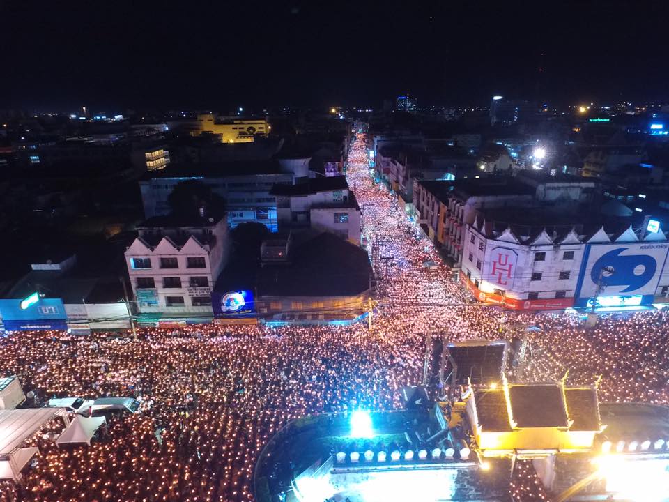 รวมภาพประวัติศาสตร์! ชาวโคราชกว่า 2 แสนคน ร่วมจุดเทียนร้องเพลงสรรเสริญพระบารมี ถวายความอาลัยในหลวง ร.๙ ดังกึกก้องทั้งเมือง