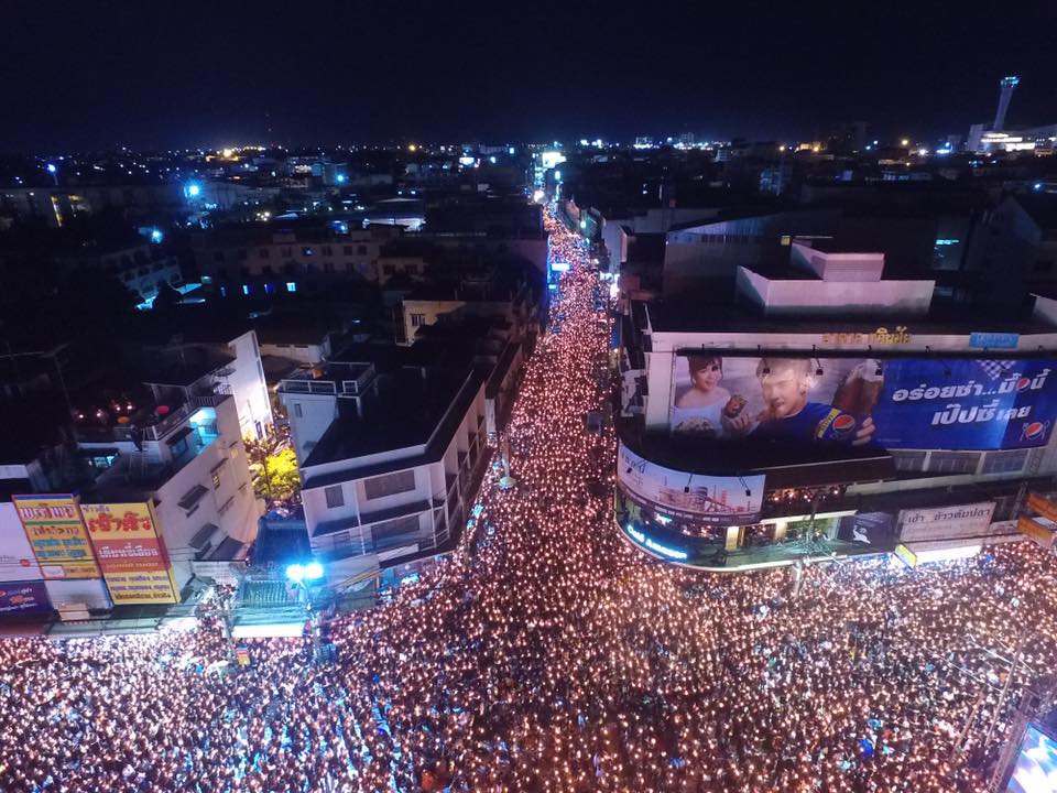 รวมภาพประวัติศาสตร์! ชาวโคราชกว่า 2 แสนคน ร่วมจุดเทียนร้องเพลงสรรเสริญพระบารมี ถวายความอาลัยในหลวง ร.๙ ดังกึกก้องทั้งเมือง