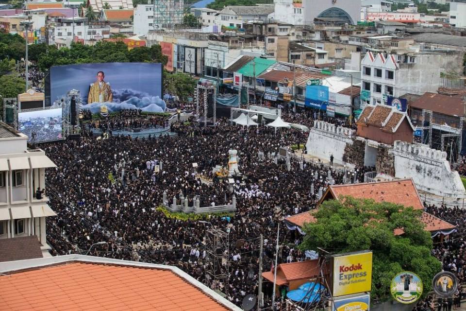 รวมภาพประวัติศาสตร์! ชาวโคราชกว่า 2 แสนคน ร่วมจุดเทียนร้องเพลงสรรเสริญพระบารมี ถวายความอาลัยในหลวง ร.๙ ดังกึกก้องทั้งเมือง