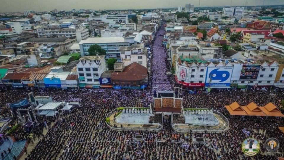 รวมภาพประวัติศาสตร์! ชาวโคราชกว่า 2 แสนคน ร่วมจุดเทียนร้องเพลงสรรเสริญพระบารมี ถวายความอาลัยในหลวง ร.๙ ดังกึกก้องทั้งเมือง