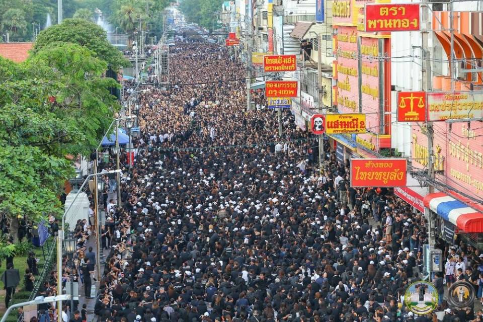 รวมภาพประวัติศาสตร์! ชาวโคราชกว่า 2 แสนคน ร่วมจุดเทียนร้องเพลงสรรเสริญพระบารมี ถวายความอาลัยในหลวง ร.๙ ดังกึกก้องทั้งเมือง