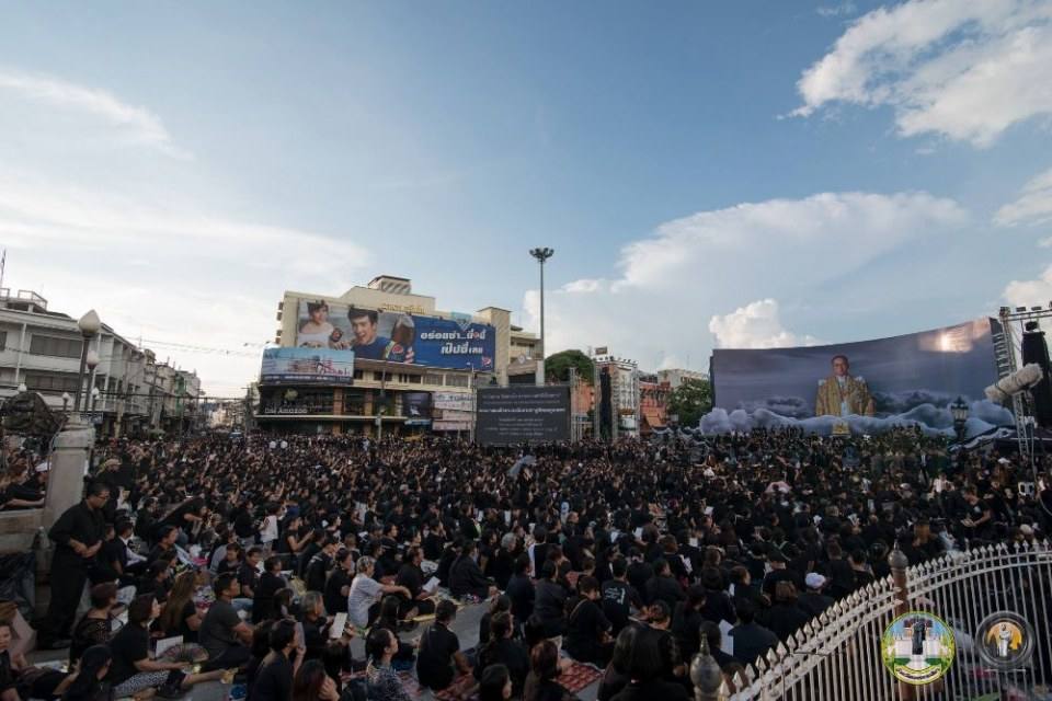รวมภาพประวัติศาสตร์! ชาวโคราชกว่า 2 แสนคน ร่วมจุดเทียนร้องเพลงสรรเสริญพระบารมี ถวายความอาลัยในหลวง ร.๙ ดังกึกก้องทั้งเมือง