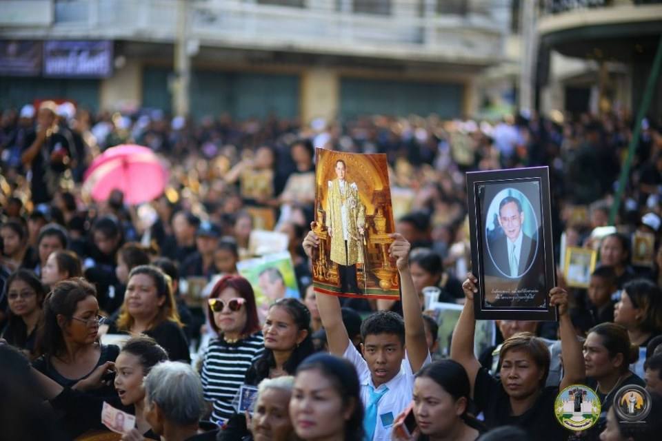 รวมภาพประวัติศาสตร์! ชาวโคราชกว่า 2 แสนคน ร่วมจุดเทียนร้องเพลงสรรเสริญพระบารมี ถวายความอาลัยในหลวง ร.๙ ดังกึกก้องทั้งเมือง