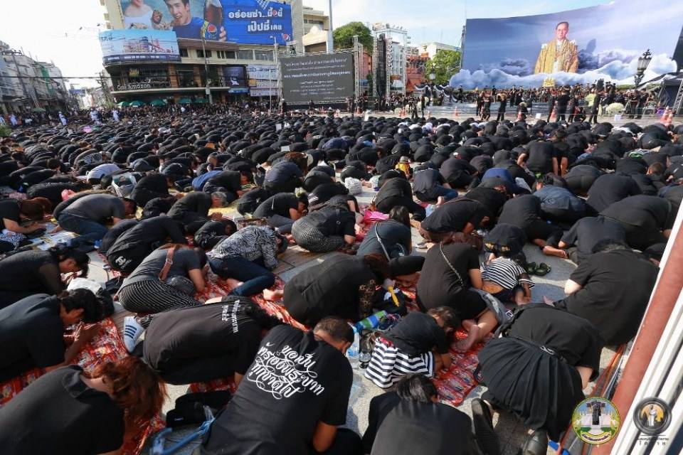 รวมภาพประวัติศาสตร์! ชาวโคราชกว่า 2 แสนคน ร่วมจุดเทียนร้องเพลงสรรเสริญพระบารมี ถวายความอาลัยในหลวง ร.๙ ดังกึกก้องทั้งเมือง