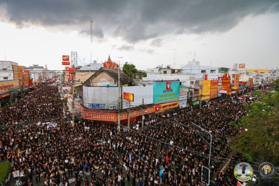 รวมภาพประวัติศาสตร์! ชาวโคราชกว่า 2 แสนคน ร่วมจุดเทียนร้องเพลงสรรเสริญพระบารมี ถวายความอาลัยในหลวง ร.๙ ดังกึกก้องทั้งเมือง