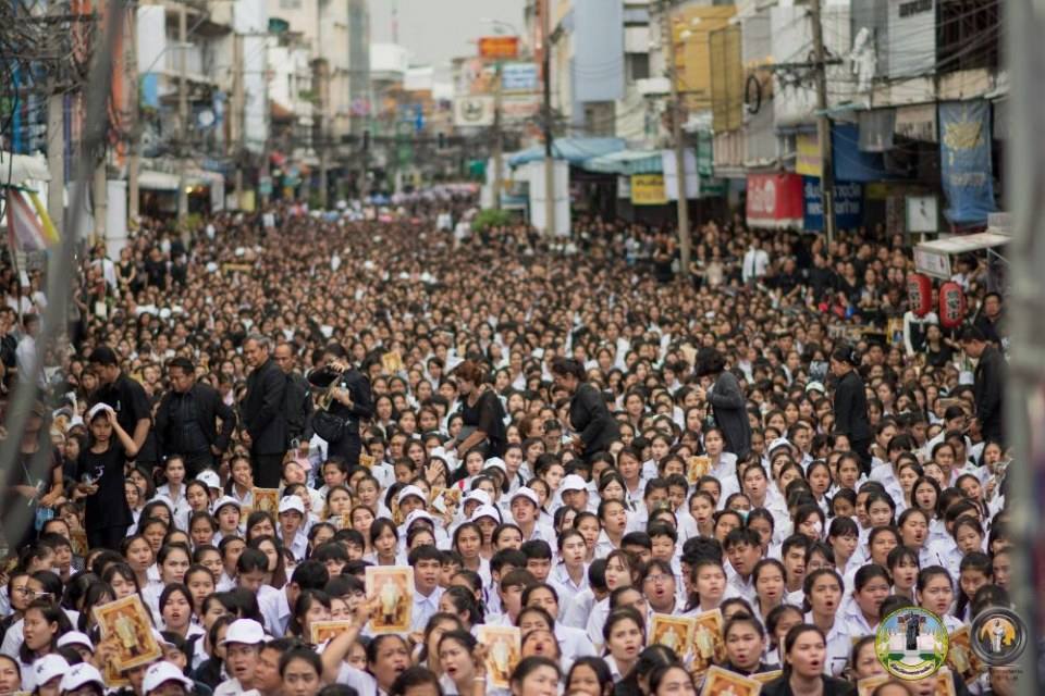 รวมภาพประวัติศาสตร์! ชาวโคราชกว่า 2 แสนคน ร่วมจุดเทียนร้องเพลงสรรเสริญพระบารมี ถวายความอาลัยในหลวง ร.๙ ดังกึกก้องทั้งเมือง