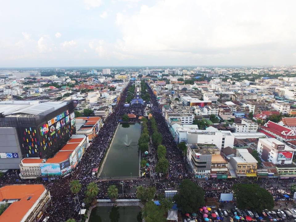 รวมภาพประวัติศาสตร์! ชาวโคราชกว่า 2 แสนคน ร่วมจุดเทียนร้องเพลงสรรเสริญพระบารมี ถวายความอาลัยในหลวง ร.๙ ดังกึกก้องทั้งเมือง