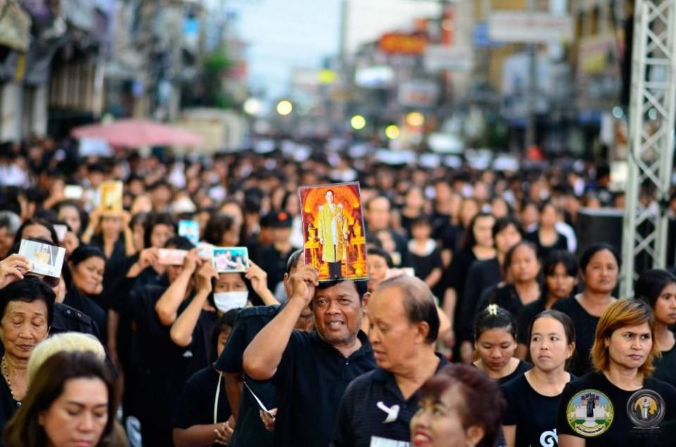 รวมภาพประวัติศาสตร์! ชาวโคราชกว่า 2 แสนคน ร่วมจุดเทียนร้องเพลงสรรเสริญพระบารมี ถวายความอาลัยในหลวง ร.๙ ดังกึกก้องทั้งเมือง