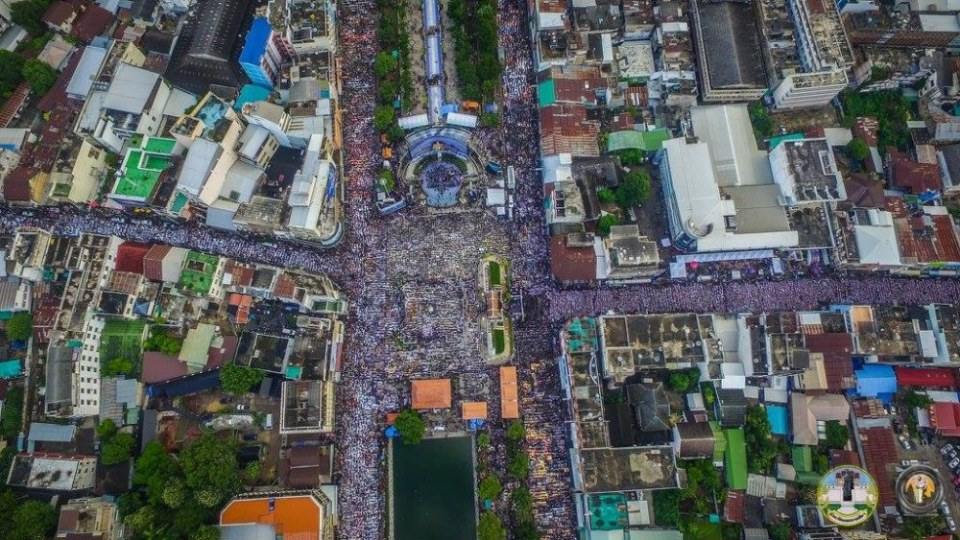 รวมภาพประวัติศาสตร์! ชาวโคราชกว่า 2 แสนคน ร่วมจุดเทียนร้องเพลงสรรเสริญพระบารมี ถวายความอาลัยในหลวง ร.๙ ดังกึกก้องทั้งเมือง