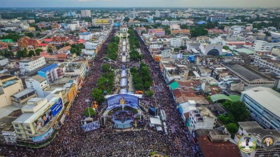 รวมภาพประวัติศาสตร์! ชาวโคราชกว่า 2 แสนคน ร่วมจุดเทียนร้องเพลงสรรเสริญพระบารมี ถวายความอาลัยในหลวง ร.๙ ดังกึกก้องทั้งเมือง
