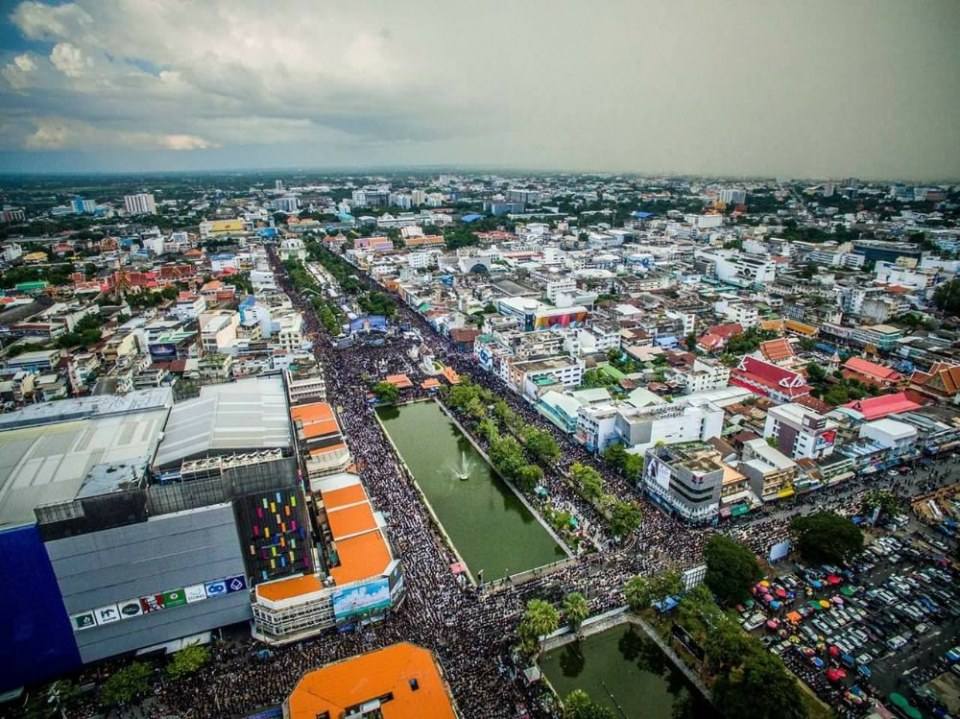 รวมภาพประวัติศาสตร์! ชาวโคราชกว่า 2 แสนคน ร่วมจุดเทียนร้องเพลงสรรเสริญพระบารมี ถวายความอาลัยในหลวง ร.๙ ดังกึกก้องทั้งเมือง