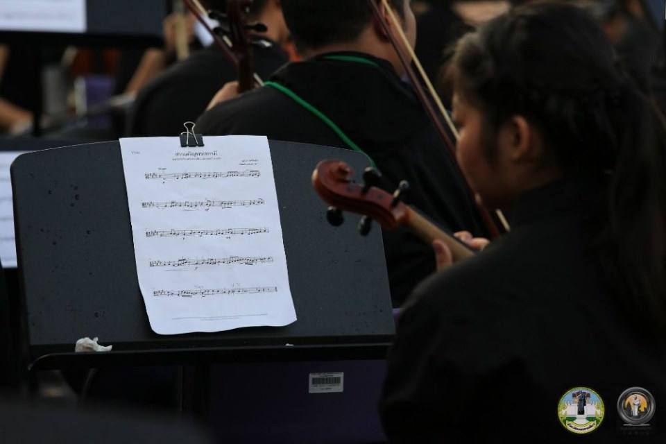 รวมภาพประวัติศาสตร์! ชาวโคราชกว่า 2 แสนคน ร่วมจุดเทียนร้องเพลงสรรเสริญพระบารมี ถวายความอาลัยในหลวง ร.๙ ดังกึกก้องทั้งเมือง