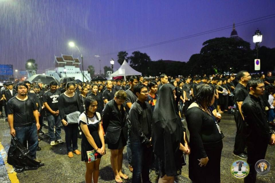 รวมภาพประวัติศาสตร์! ชาวโคราชกว่า 2 แสนคน ร่วมจุดเทียนร้องเพลงสรรเสริญพระบารมี ถวายความอาลัยในหลวง ร.๙ ดังกึกก้องทั้งเมือง